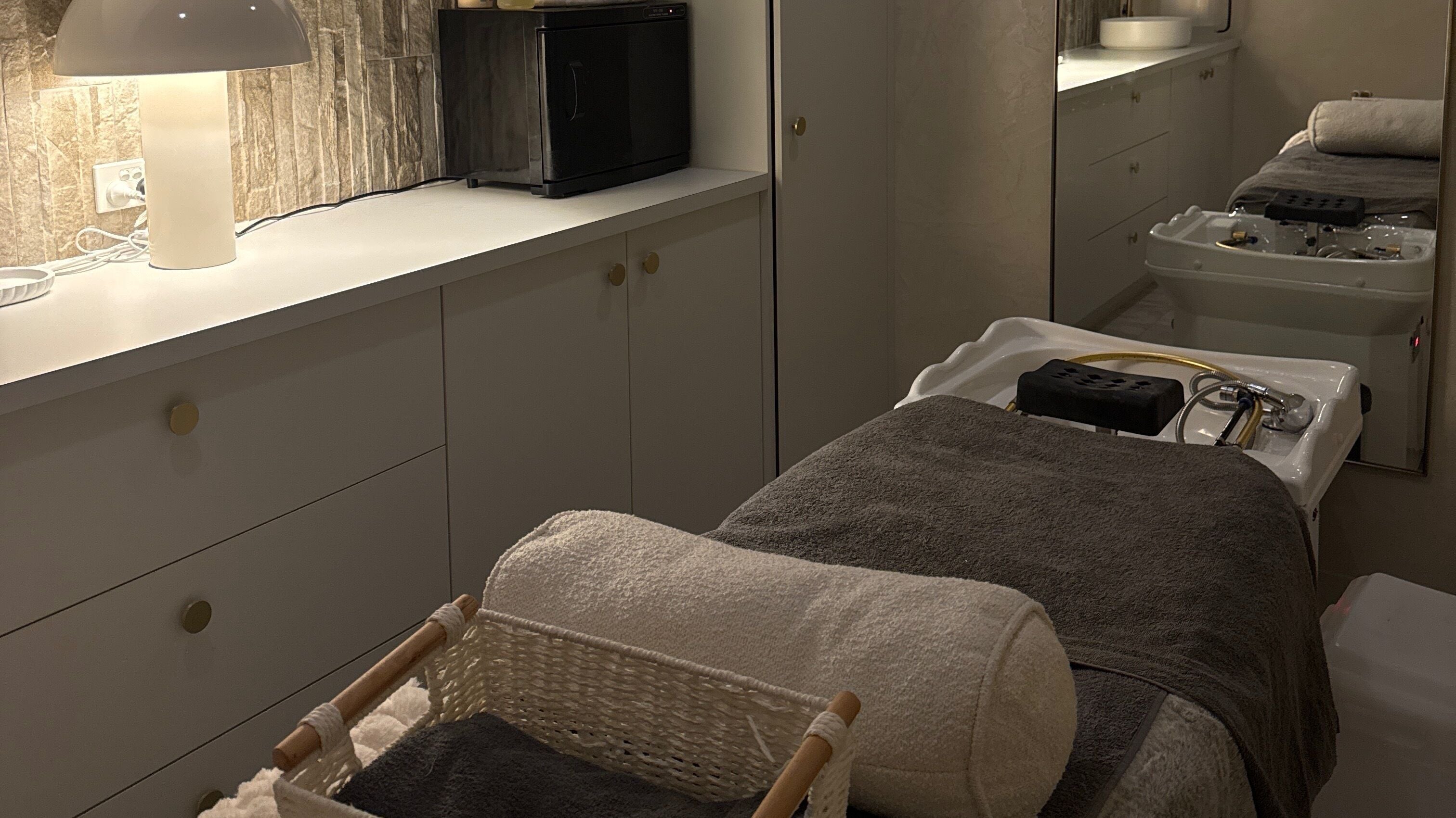 Oasis Head Spa in Stones Corner, Queensland, AU offers a serene massage room with soothing ambiance and soft lighting.