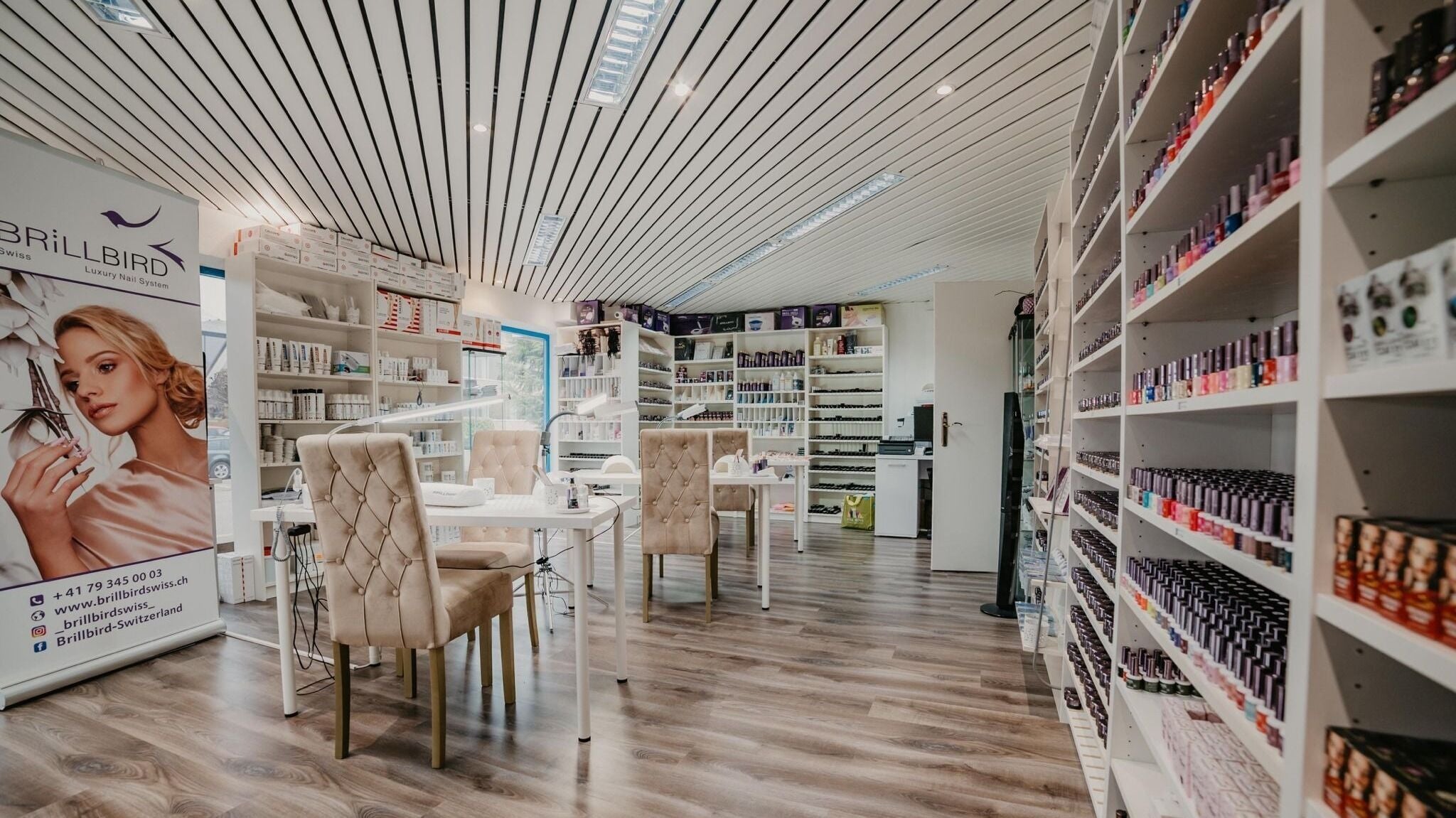 Innenansicht des BrillBird Swiss in Grenchen, Solothurn, CH mit stilvollen Nagelprodukten und luxuriösem Ambiente.