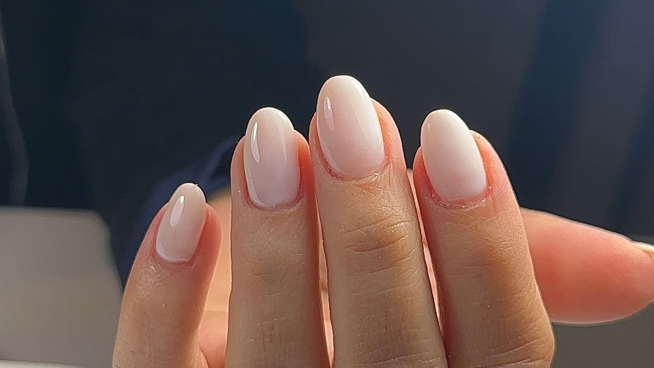 Elegante manicure bij Fiore Beauty Studio, Roeselare, Vlaanderen, BE. Perfecte nagellakafwerking.