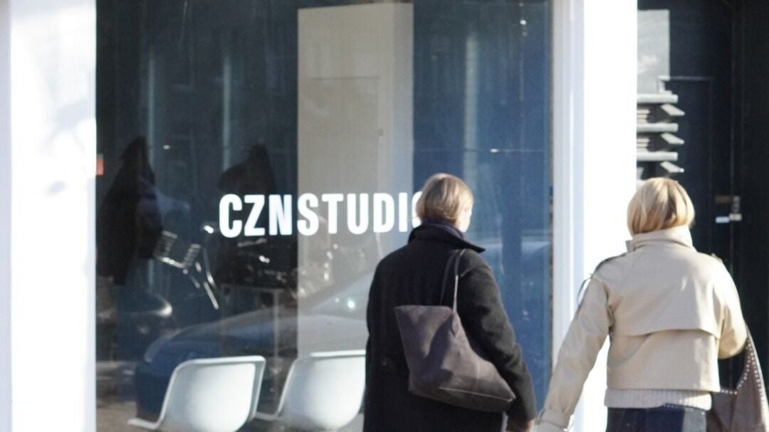 Entrance of CZN STUDIOS WEST in Amsterdam, Noord-Holland, NL, showcasing a stylish glass facade.