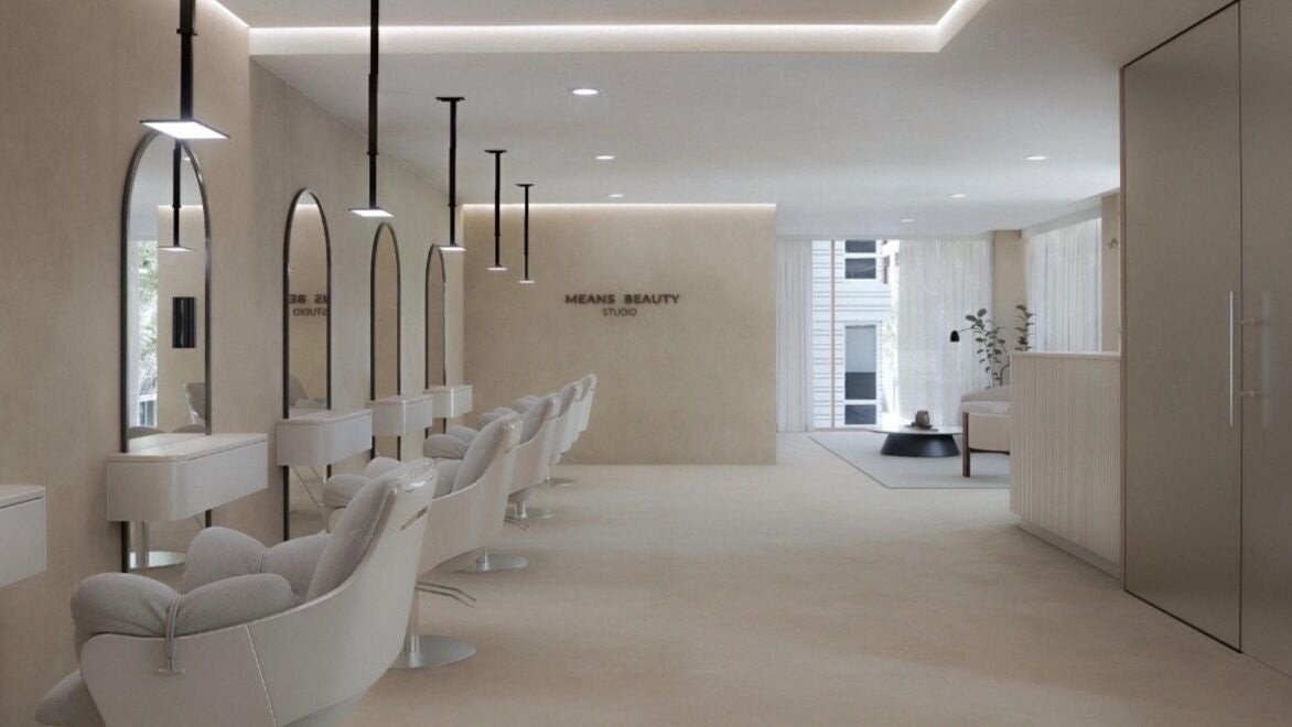 Interior moderno de Means Beauty Studio en Barcelona, Catalunya, ES, con sillas elegantes y espejos iluminados.