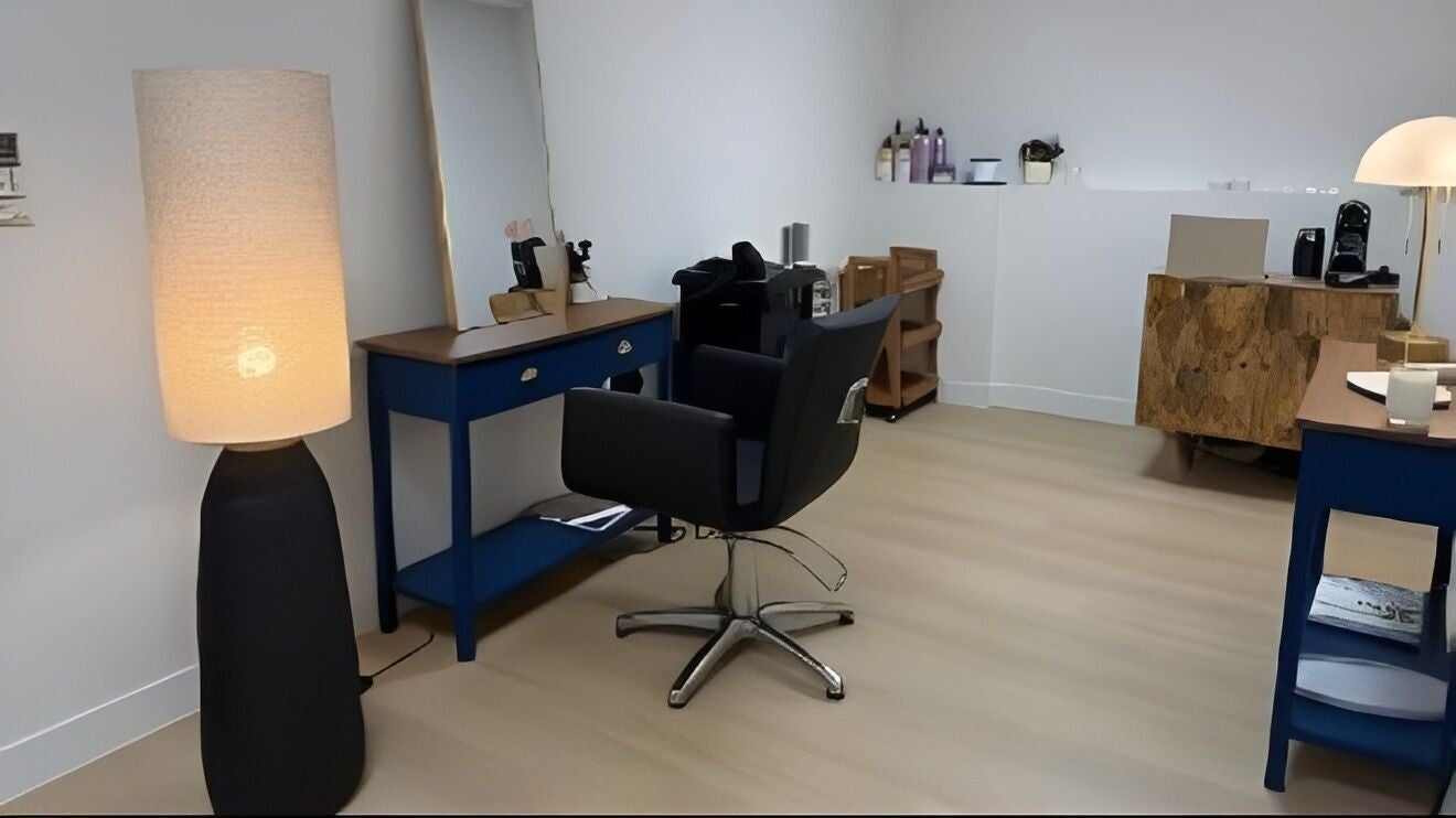 Šviesus grožio salonas Julia’s Studio Londone, Anglijoje, su moderniais baldais ir veidrodžiu.