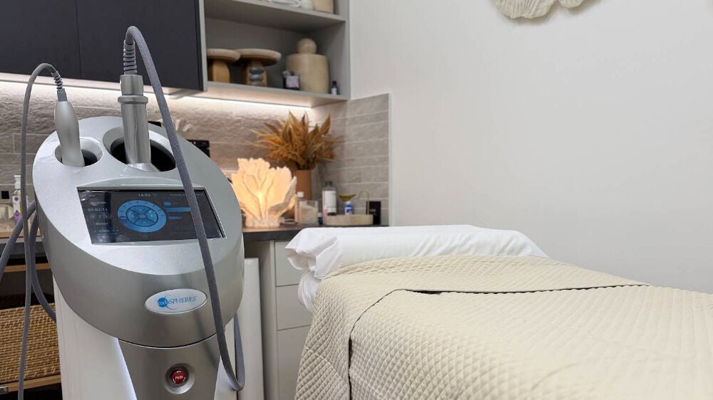 Treatment room at Là Forme Body Studio with a modern machine and cozy bed, Melbourne, Victoria, AU.