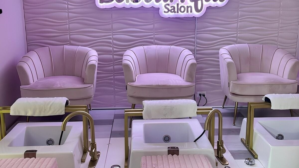 Sala de pedicura en Be.You.Tiful Salon, San Lorenzo, PR. Asientos lujosos y ambientes relajantes.