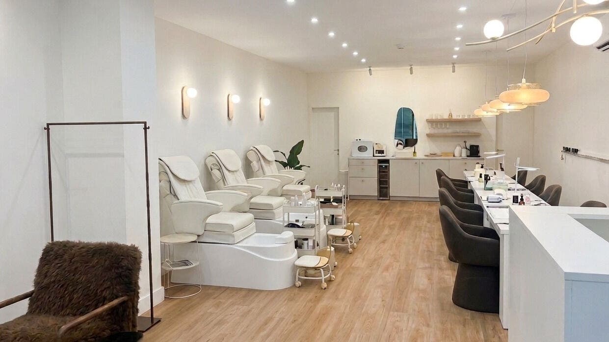 Chic interior of Brigitte’s – Nail & Pedicure Spa in Matosinhos, Porto, PT, featuring cozy chairs and nail stations.