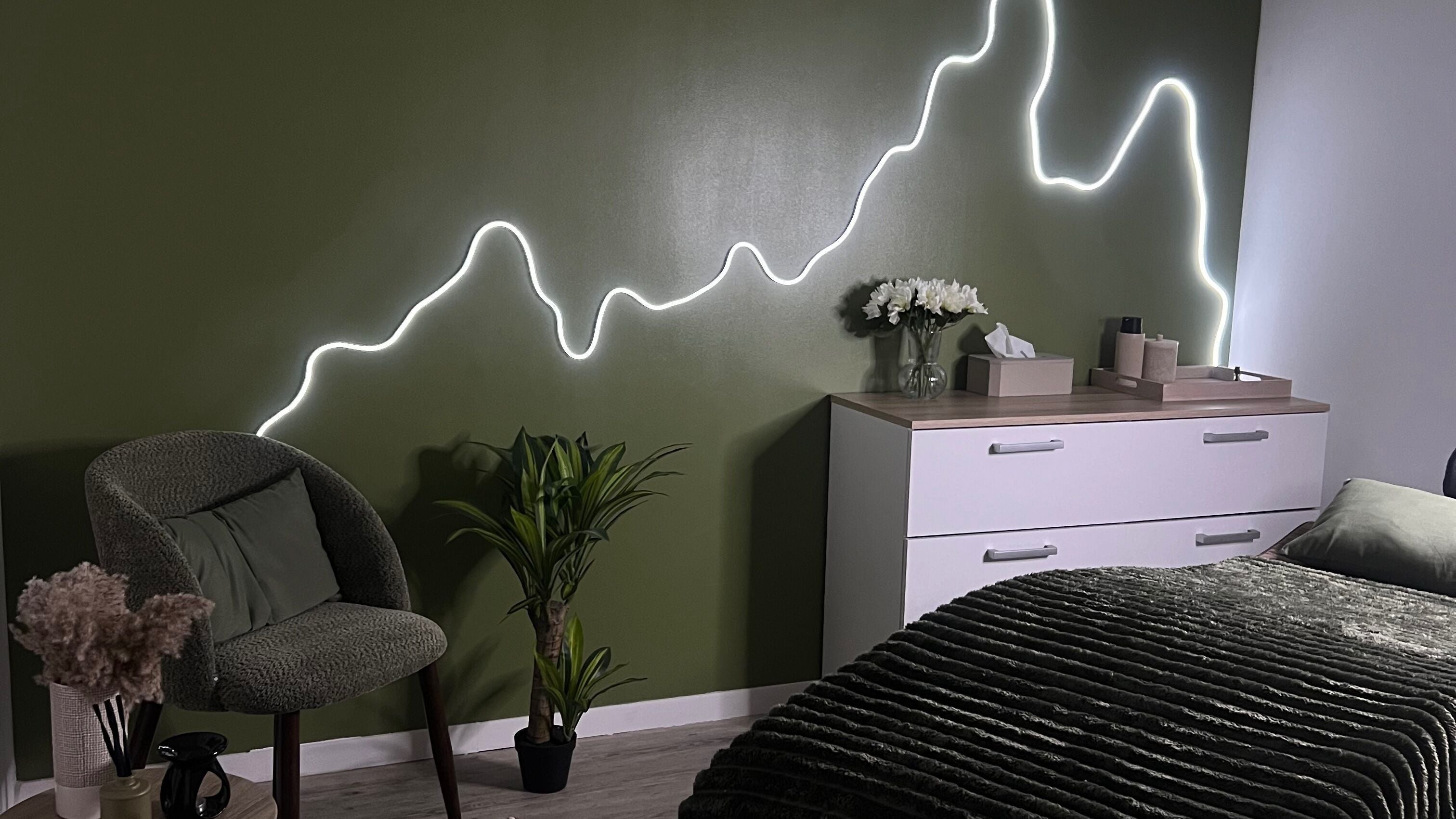 Salle de détente chez Maison Yumea à Rillieux-la-Pape, Auvergne-Rhône-Alpes, FR avec mur vert et lumières LED.