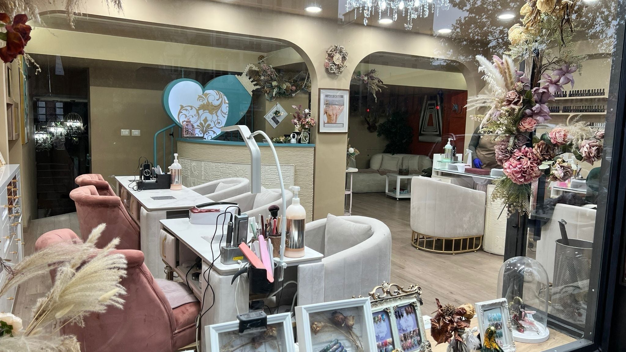 Alice nails美甲店内景,位于Milano, Lombardia, IT,优雅装饰与舒适座椅完美结合。