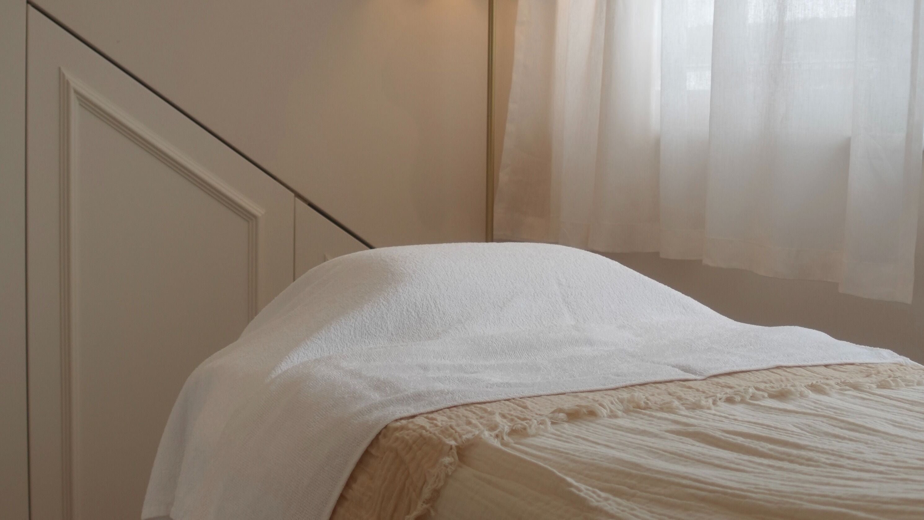 Tranquil massage room at Holskin, London, England, GB with soft lighting and cozy bed.
