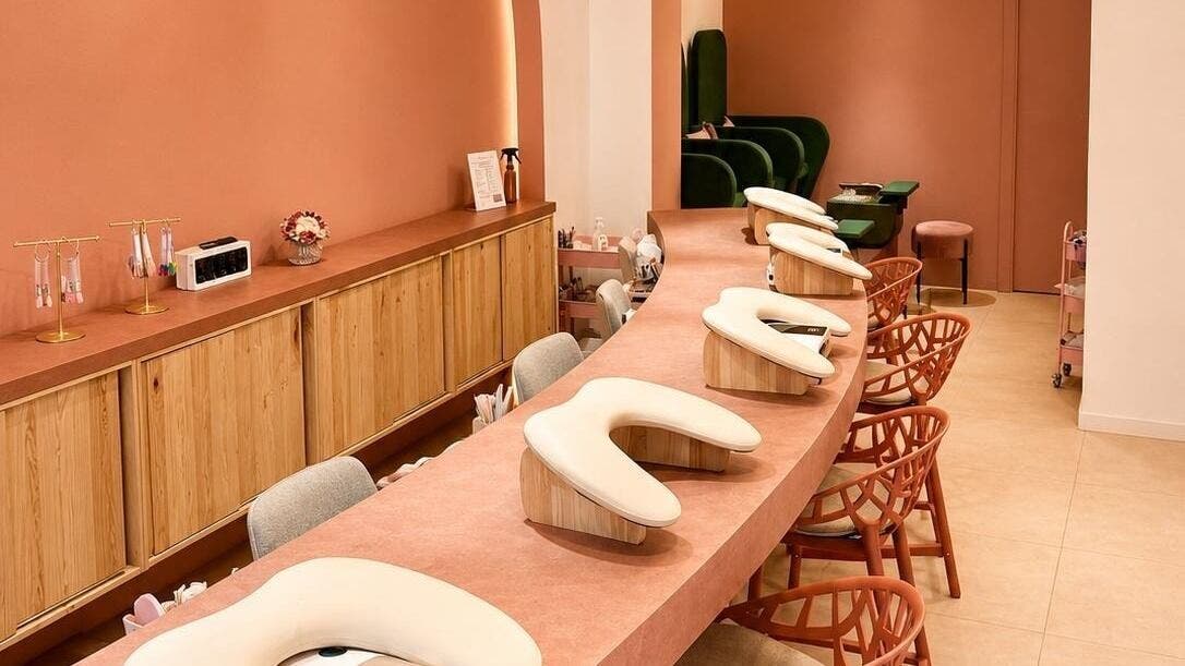 Area relax di Blose a Milano, Lombardia, IT con arredi moderni e colori caldi.