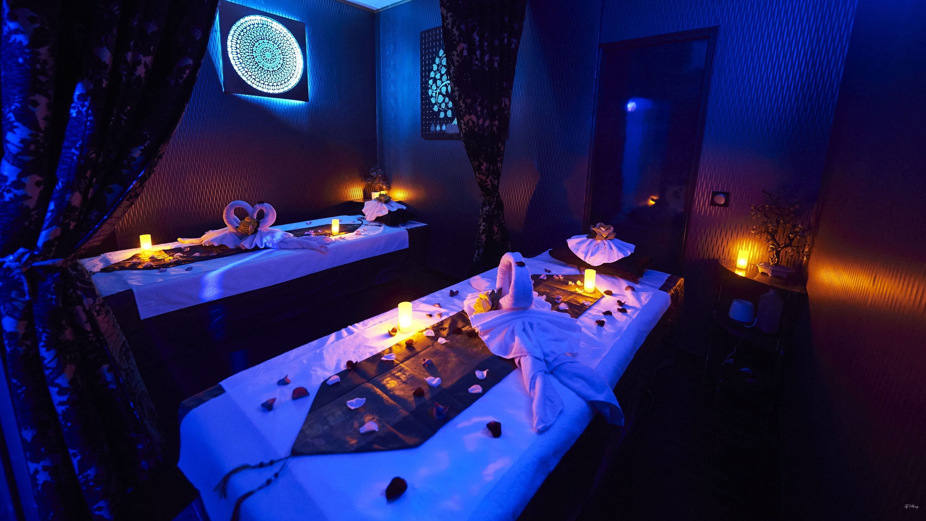 Salle apaisante de l'ASIAN SPA PORTE DOREE à Paris, Île-de-france, FR, éclairée par des bougies.