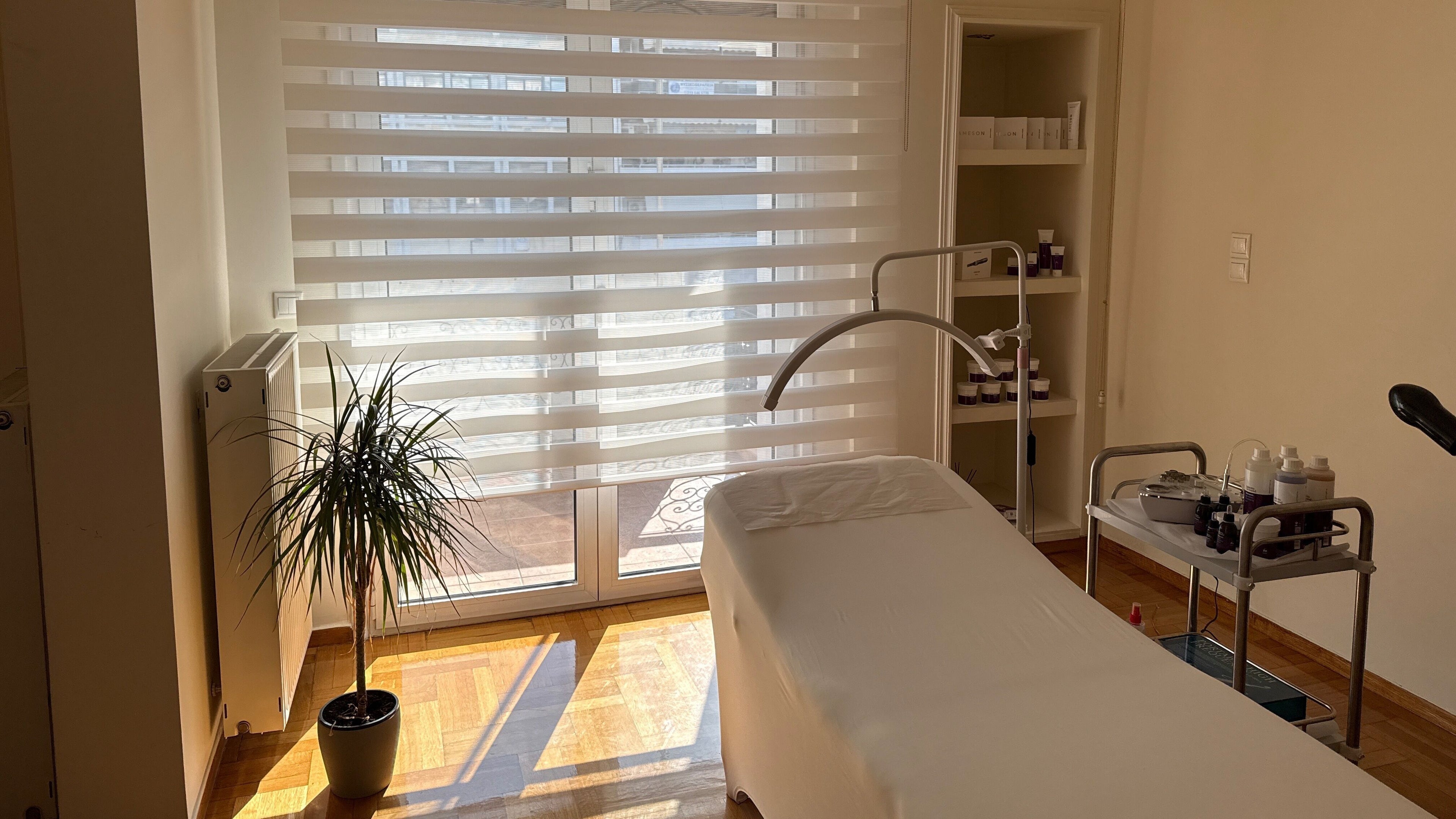 Δωμάτιο θεραπείας στη Blesserena Beauty Lounge, Νέα Σμύρνη, GR με κρεβάτι και φυτά.