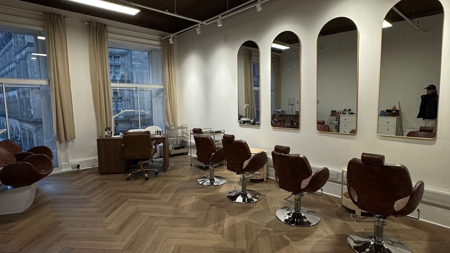 Chic salon interior at Caitlinheepshair, Glasgow, Scotland, GB, featuring modern seating and mirrors.