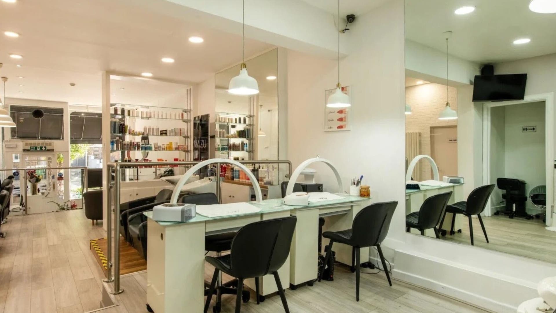 Interior moderno do Mazu Hair Advanced Aesthetics, em Londres, Inglaterra, GB, com decoração sofisticada e confortável.