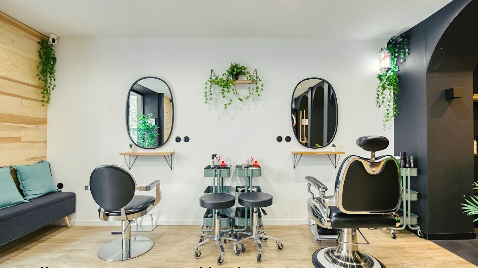 Salon moderne chez Barbe de Duke à Paris, Île-de-France, FR, aménagé avec fauteuils élégants et miroirs.