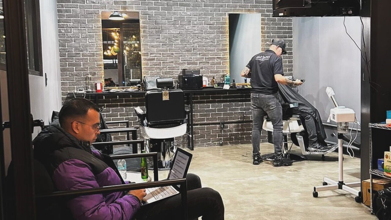 Interior de barbería JACINTO en Ciudad De México, MX, mostrando un cliente y un barbero profesional.