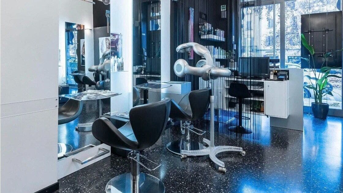 Interno elegante di MY HAIR MILANO a Milano, Lombardia, IT, con sedie da parrucchiere moderne.