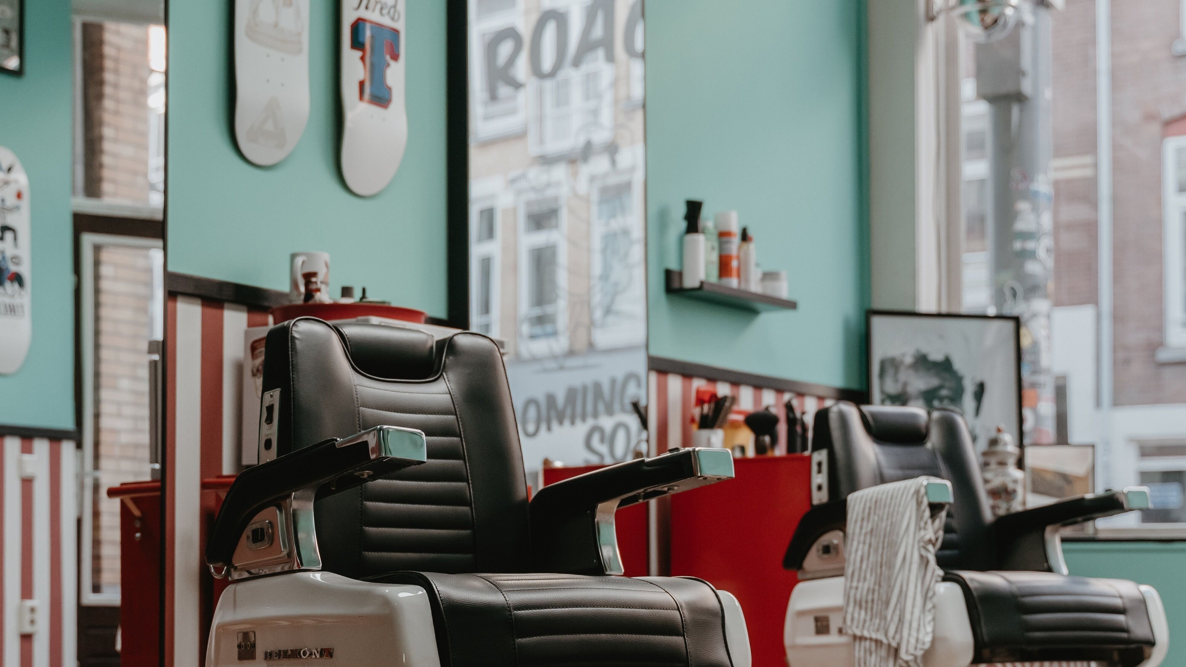 Interieur van ROACH met stijlvolle kappersstoelen in Rotterdam, Zuid-holland, NL.