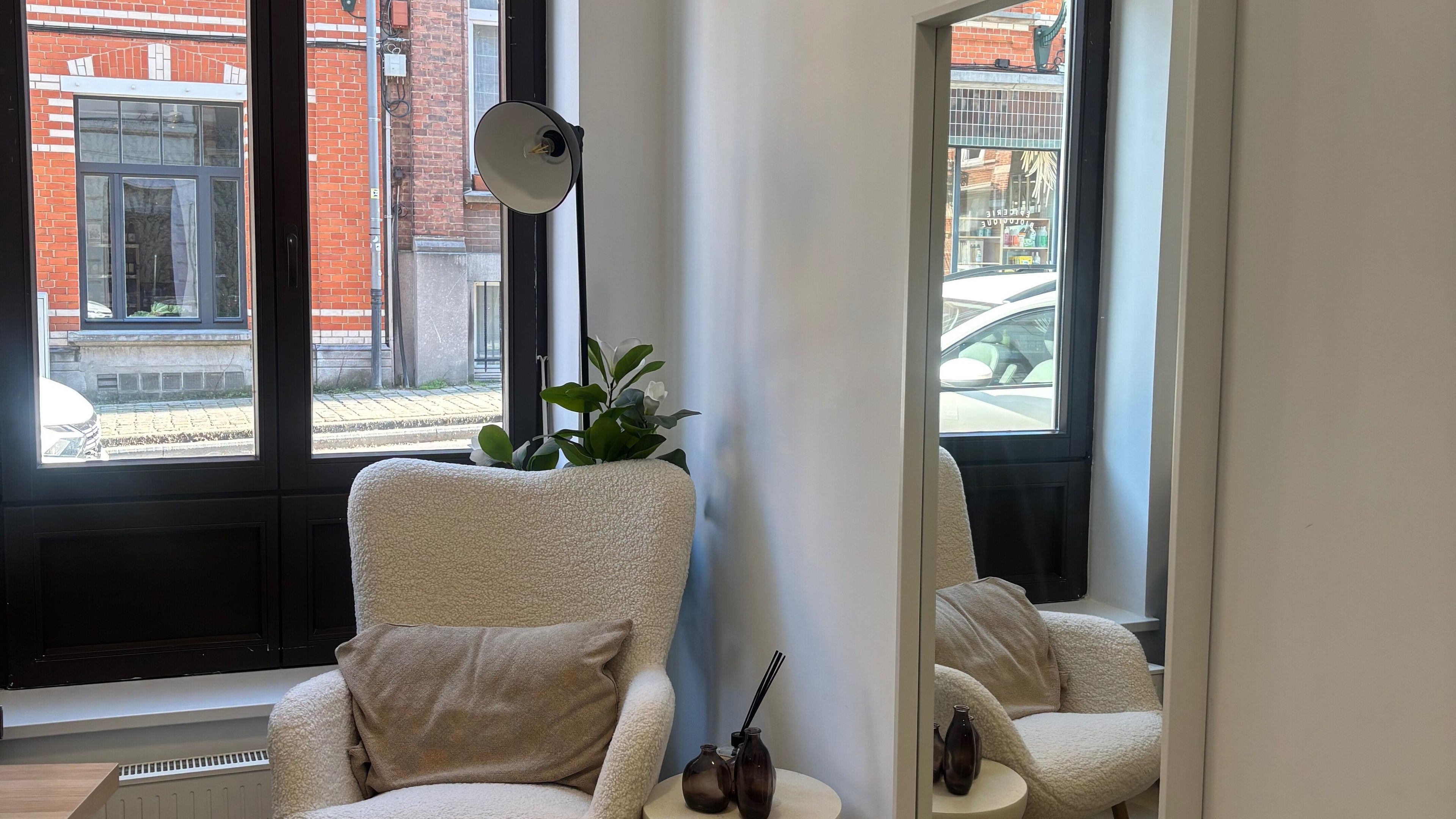 Coin cosy avec fauteuil à Semae Beauty, Ixelles, Bruxelles, BE. Parfait pour se détendre dans un cadre élégant.