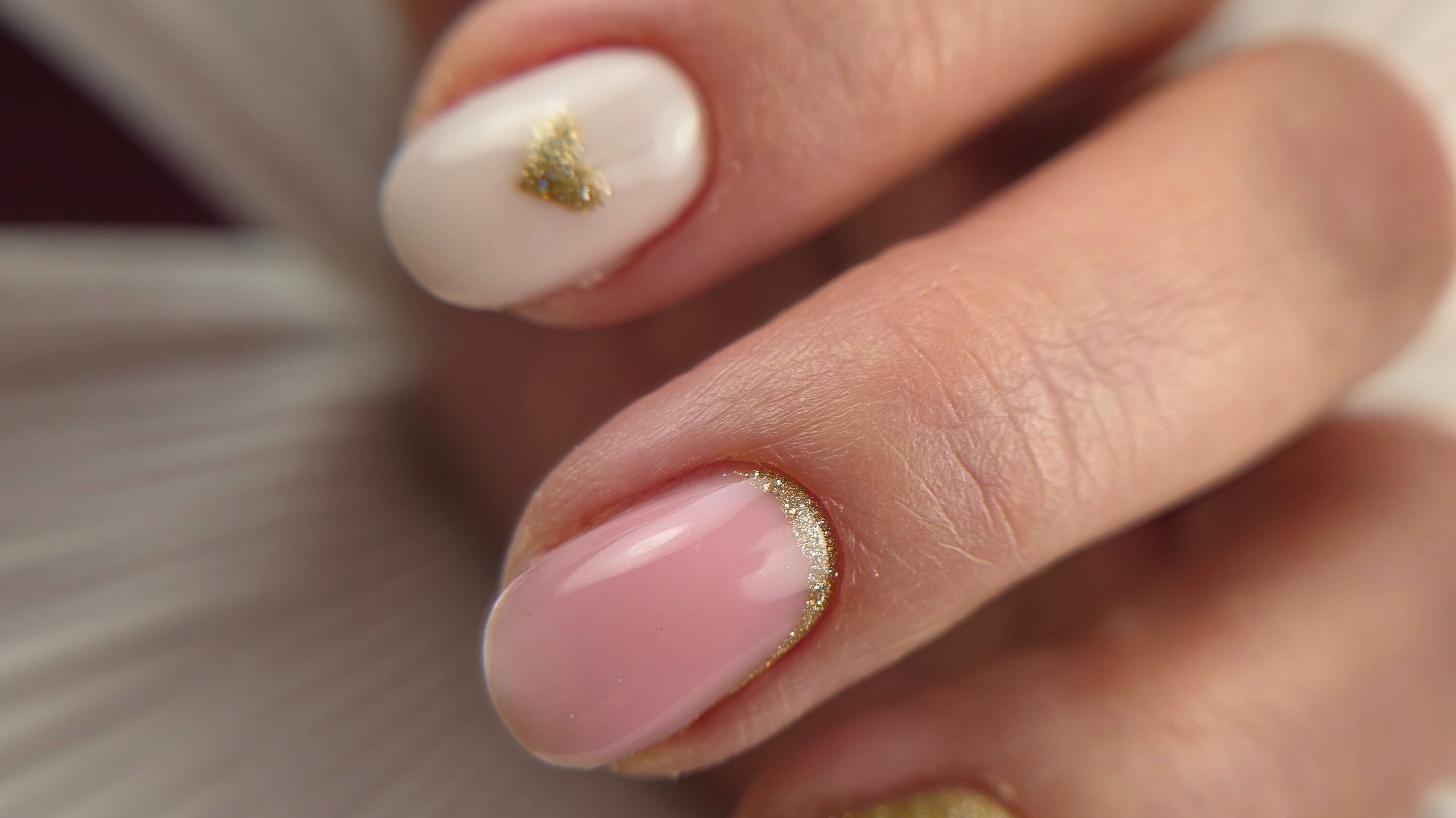 Nail art élégant à Claire - Bulle de Soin, Gisors, Normandie, FR, avec détails dorés.