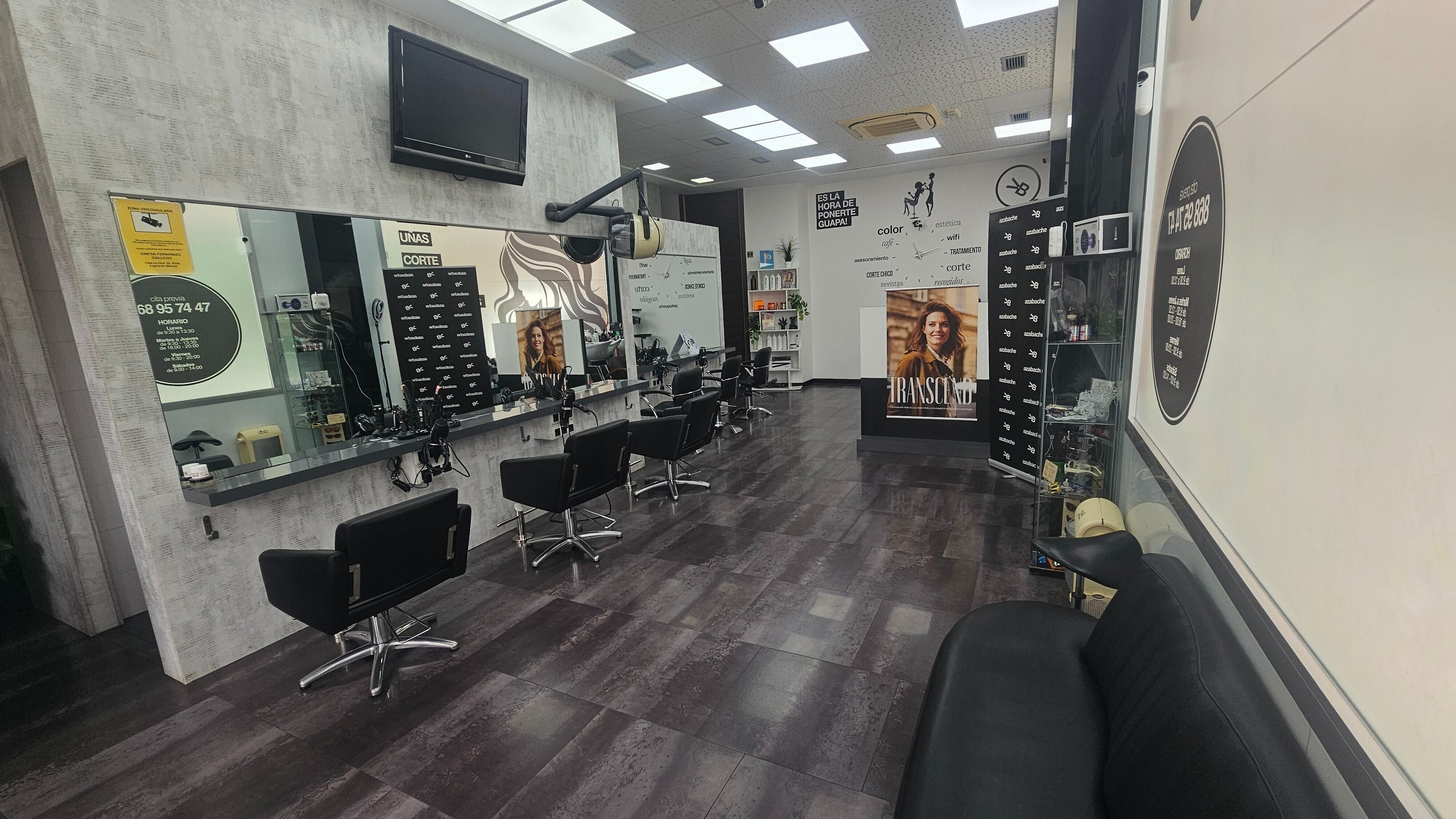 Interior moderno de Peluquería Azabache en Murcia, Región De Murcia, ES con sillas y espejos elegantes.