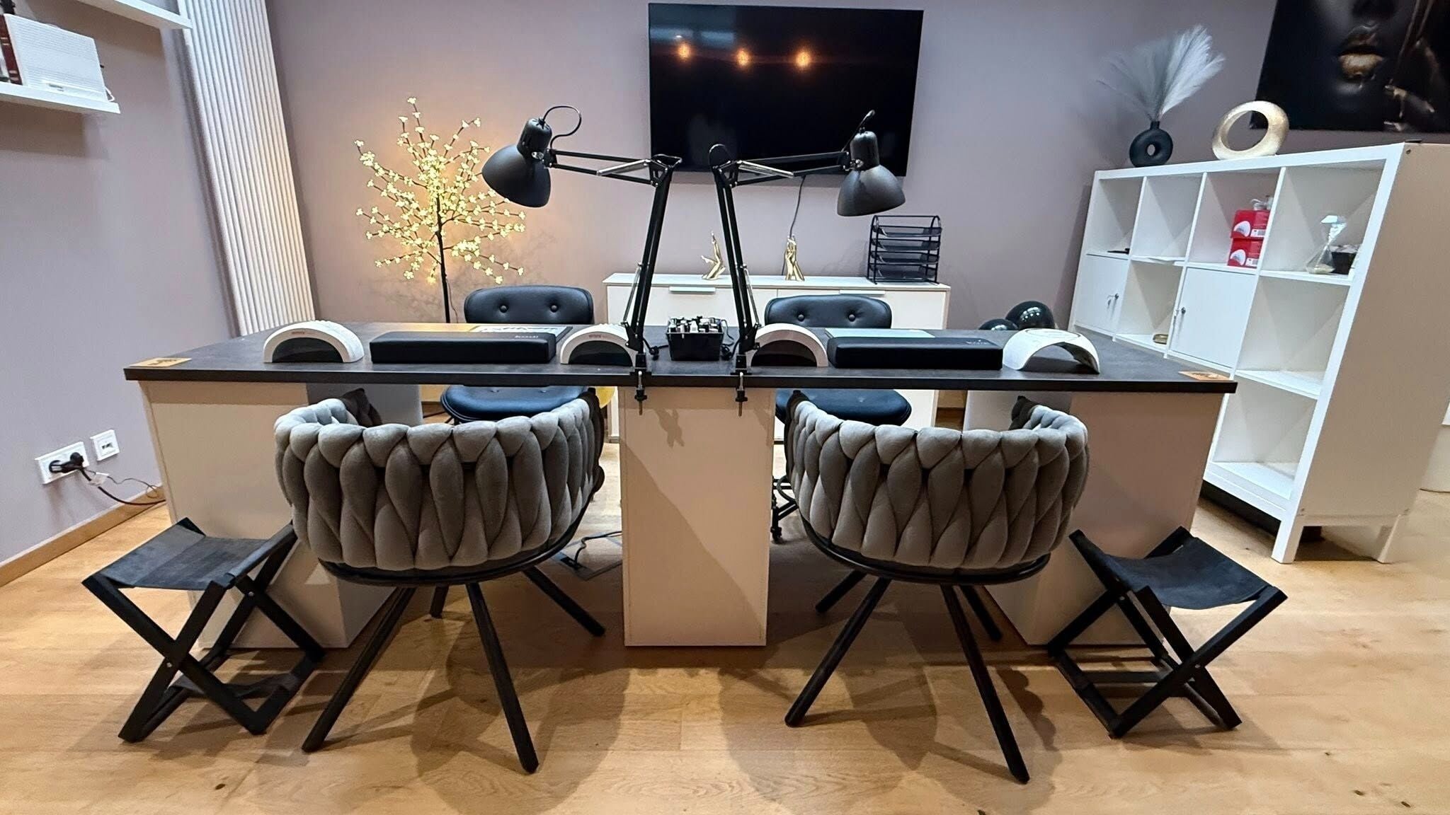 Moderner Nageltisch bei Beauty Studio SOVA, Germering, Bayern, DE, mit stilvollen Stühlen und Beleuchtung.