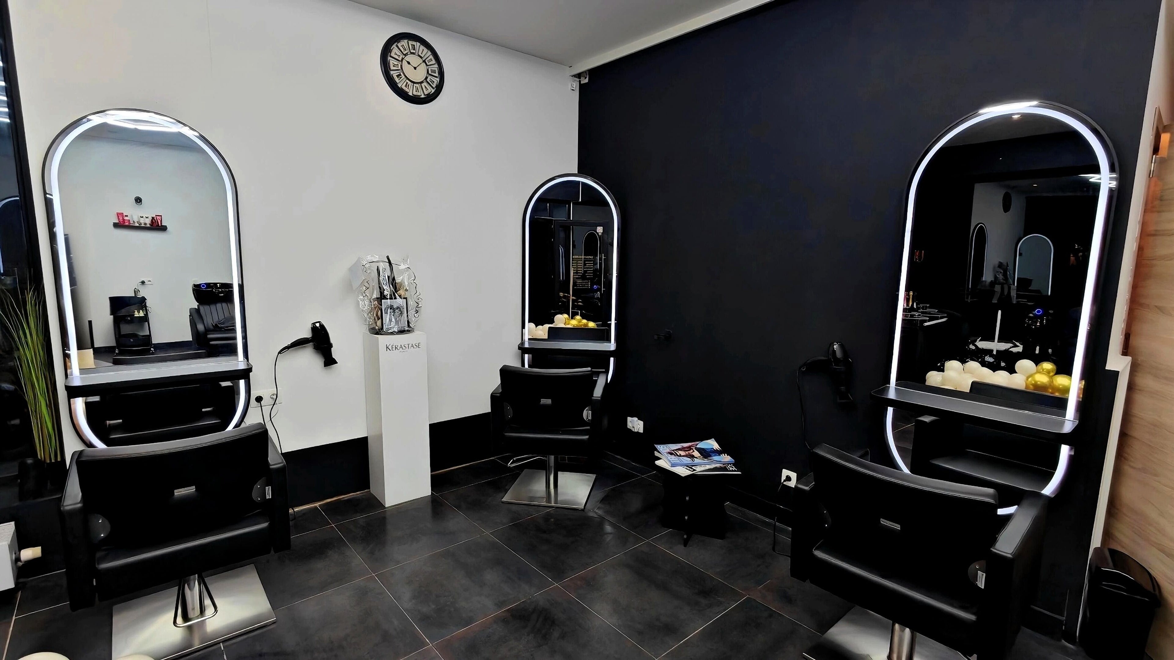 Modern interieur van RN Hair Studio, Aalst, Vlaanderen, BE. Stijlvolle werkstations en decor.