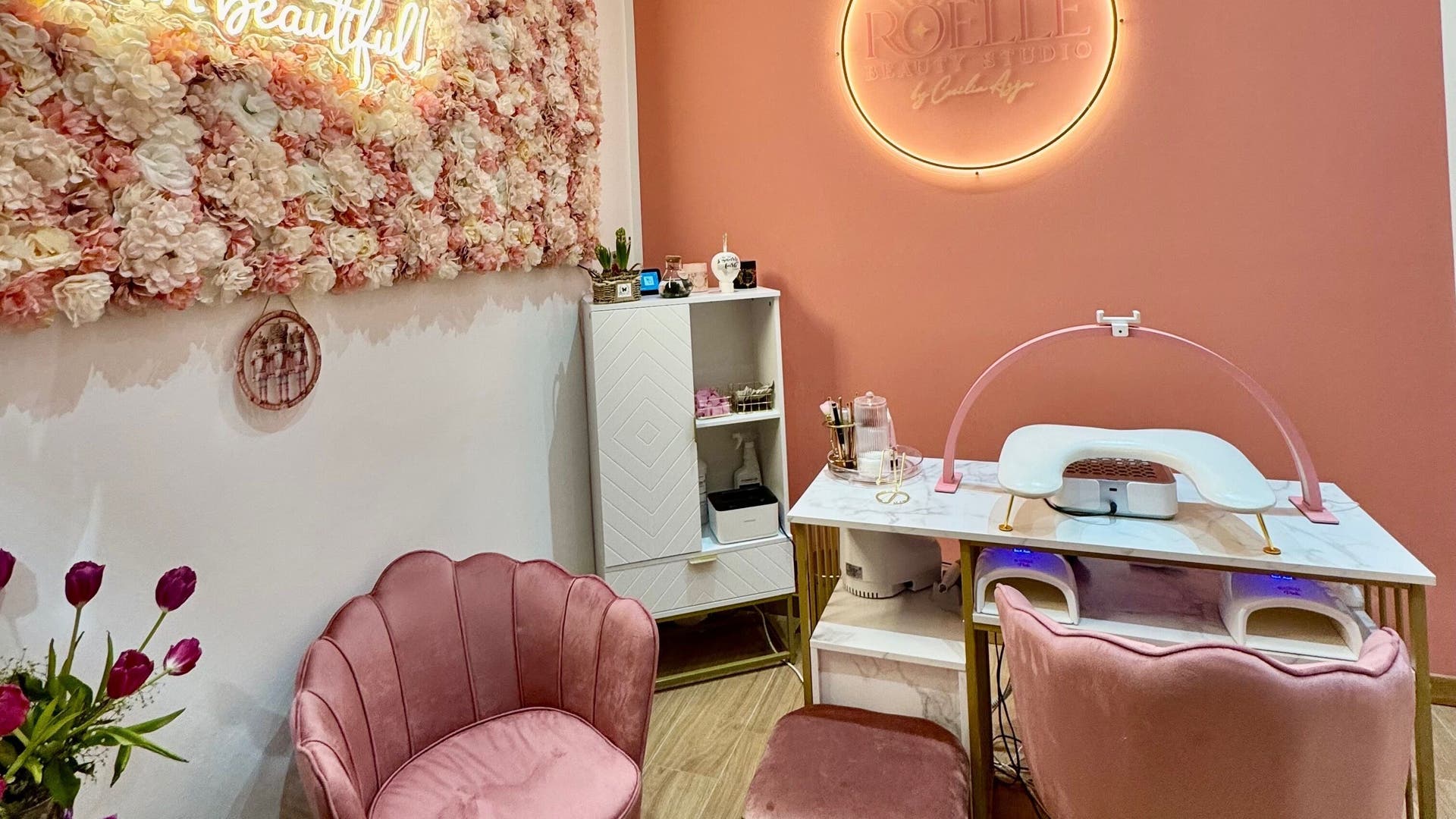 Elegante interno di ROELLE Beauty Studio by Cecilia Asja, Torino, Piemonte, IT con decorazioni floreali rosa.