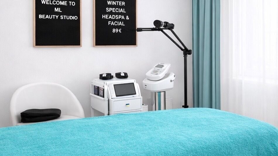 ML Beauty Studio UG in Mühldorf Am Inn, Bayern, DE. Einladender Behandlungsraum mit modernen Geräten und entspannter Atmosphäre.