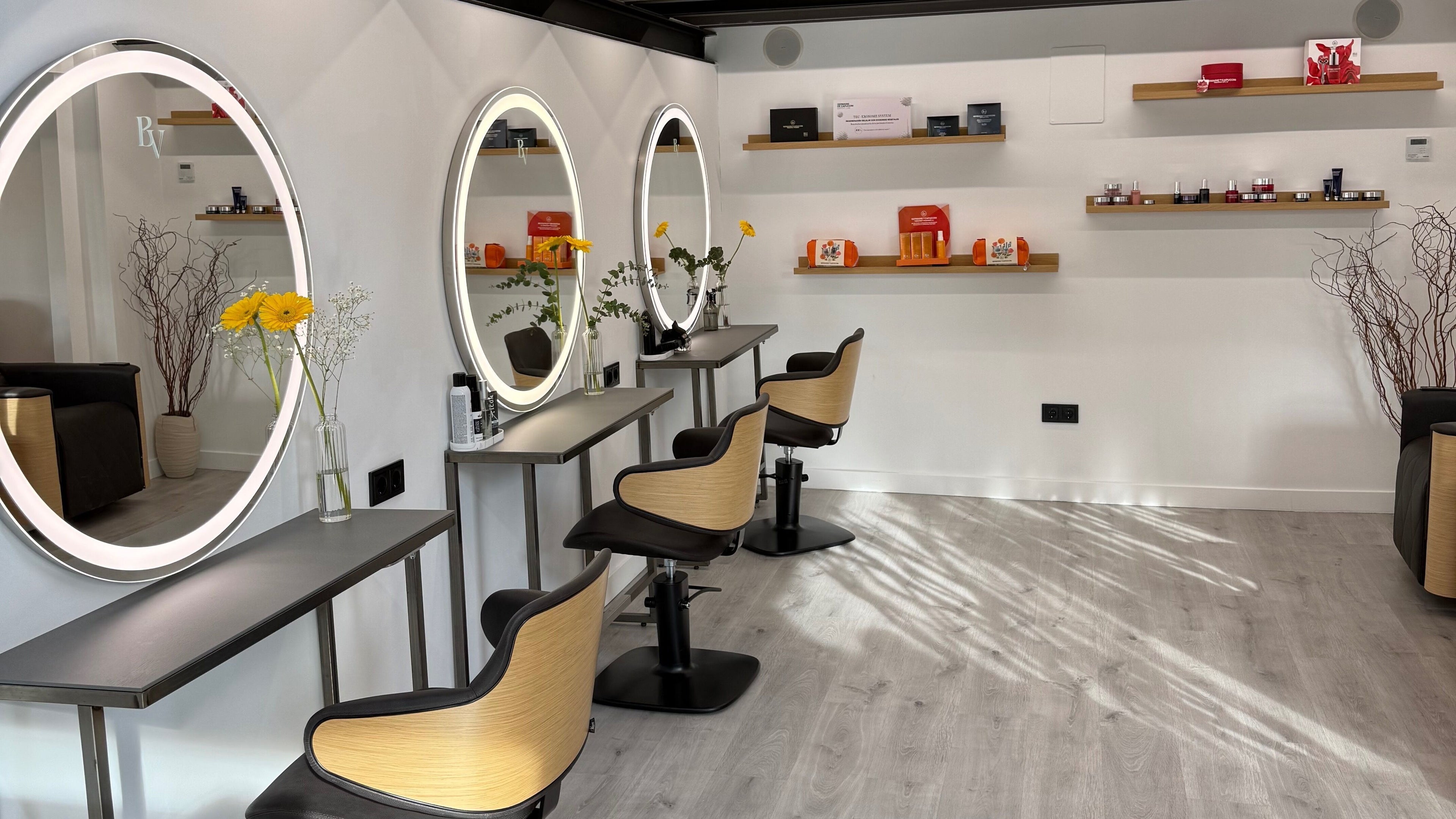 Interior elegante del salón BELLEVIA en Madrid, Comunidad De Madrid, ES, con espejos y sillas modernas.