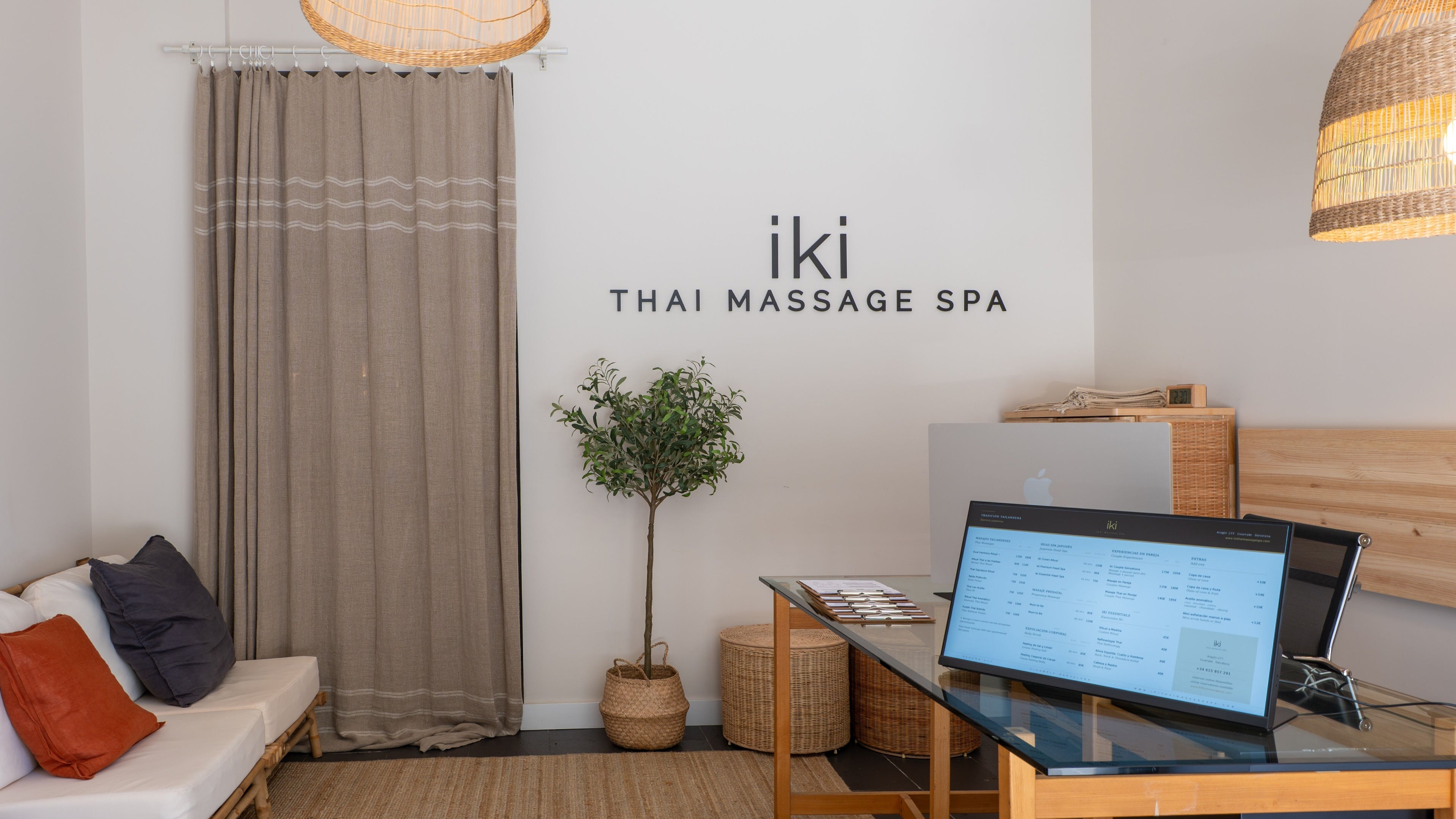 Recepción acogedora en IKI THAI MASSAGE SPA, Barcelona, Catalunya, ES, con decoración minimalista.