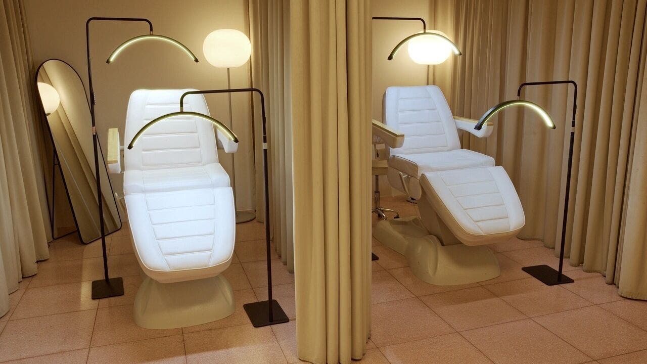 Poltrone estetiche moderne al Pixie Klub Milano, Milano, Lombardia, IT, in un ambiente elegante e rilassante.