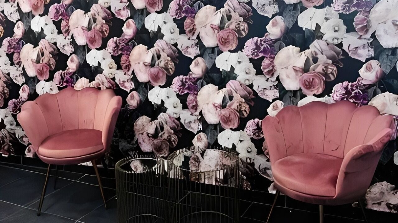 Chaises roses et mur floral chez LAURINA INSTITUT, Hyères, Provence-alpes-côte D'azur, FR.