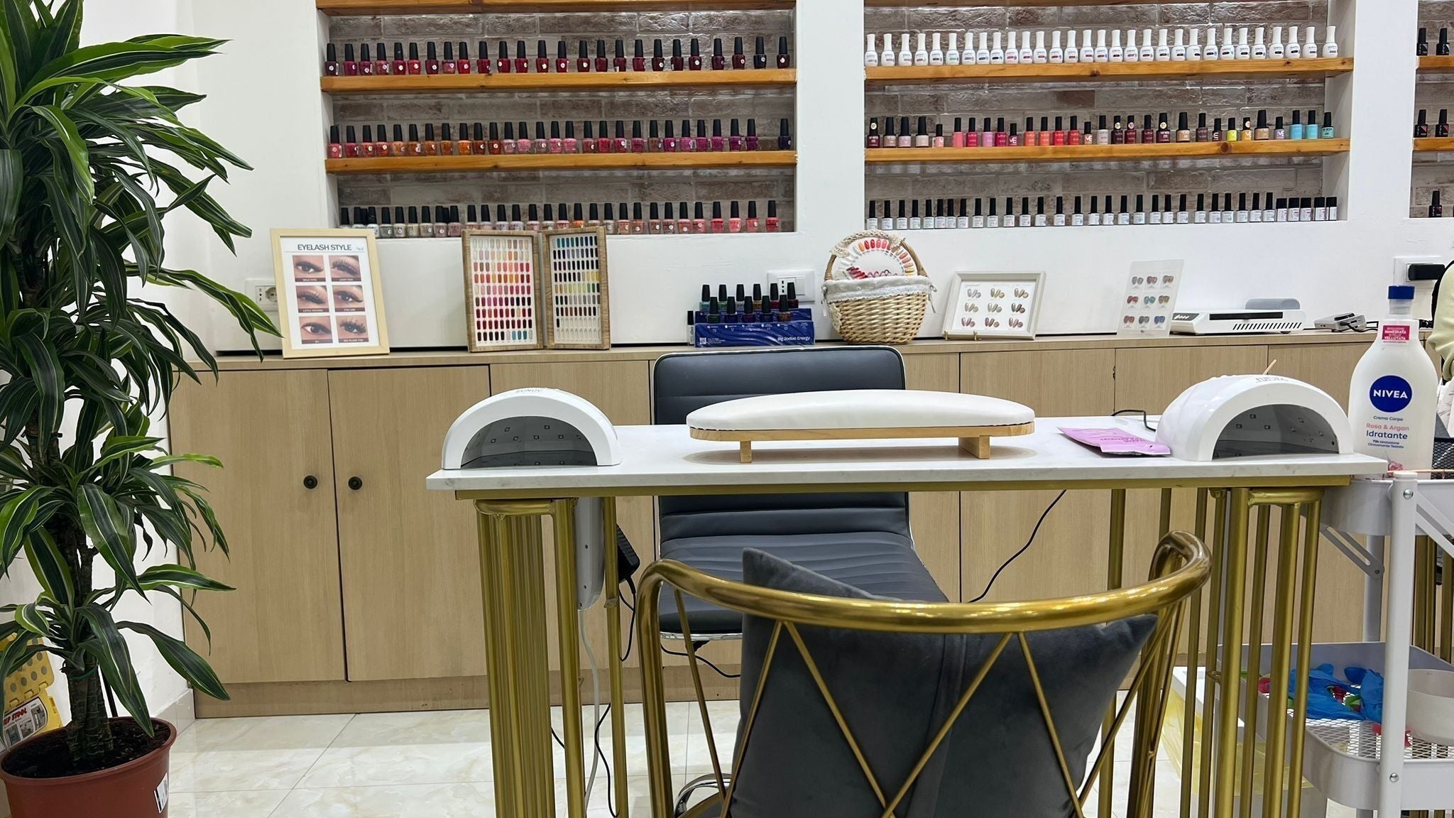 Postazione manicure presso Best Nail & Hair, Milano, Lombardia, IT, con ampia scelta di smalti colorati.