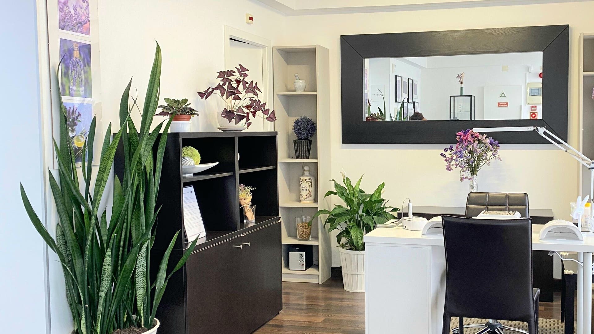 Área de recepção elegante em Rô Advanced, Amadora- Reboleira, Lisboa, PT, decorada com plantas e flores vibrantes.