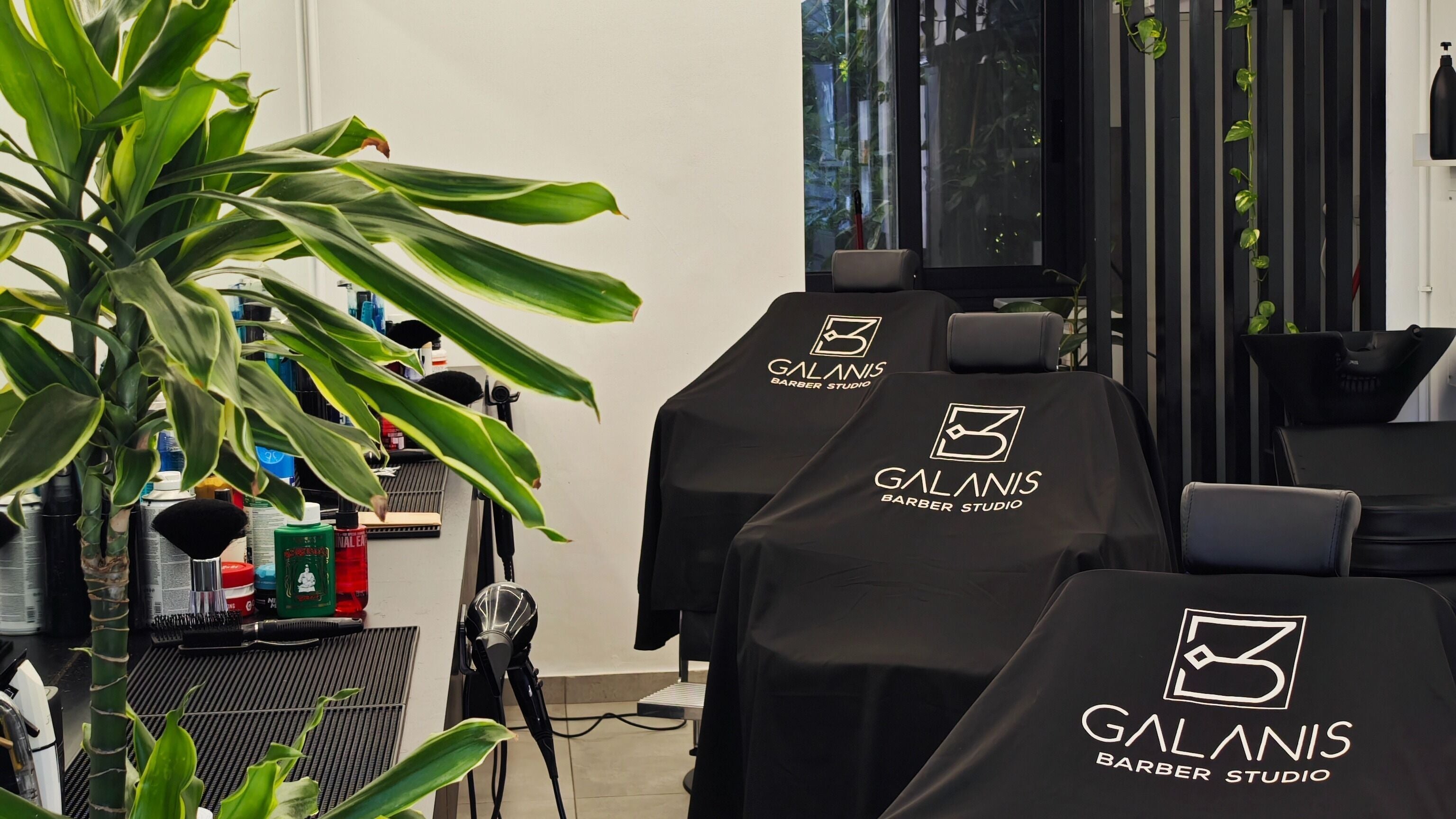 Εσωτερικό Galanis Barber Studio στην Κηφισιά, GR με μοντέρνα έπιπλα και ζεστή ατμόσφαιρα.