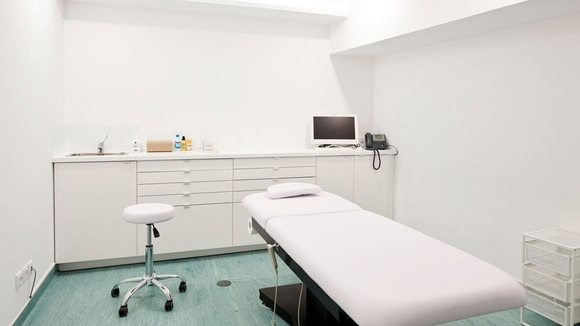 Sala de tratamento moderna na Thrust Clinic / ThéraSoma, Lisboa, Lisboa, PT, com maca e equipamentos.