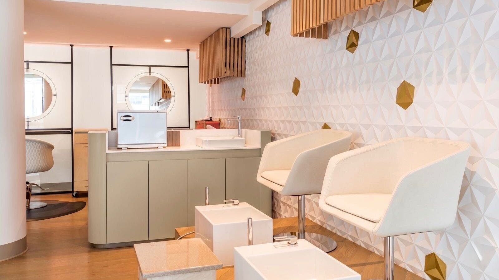 Interior moderno de Hera Beauty Station Condesa en Ciudad De México, Ciudad De México, MX. Ambiente acogedor y elegante.