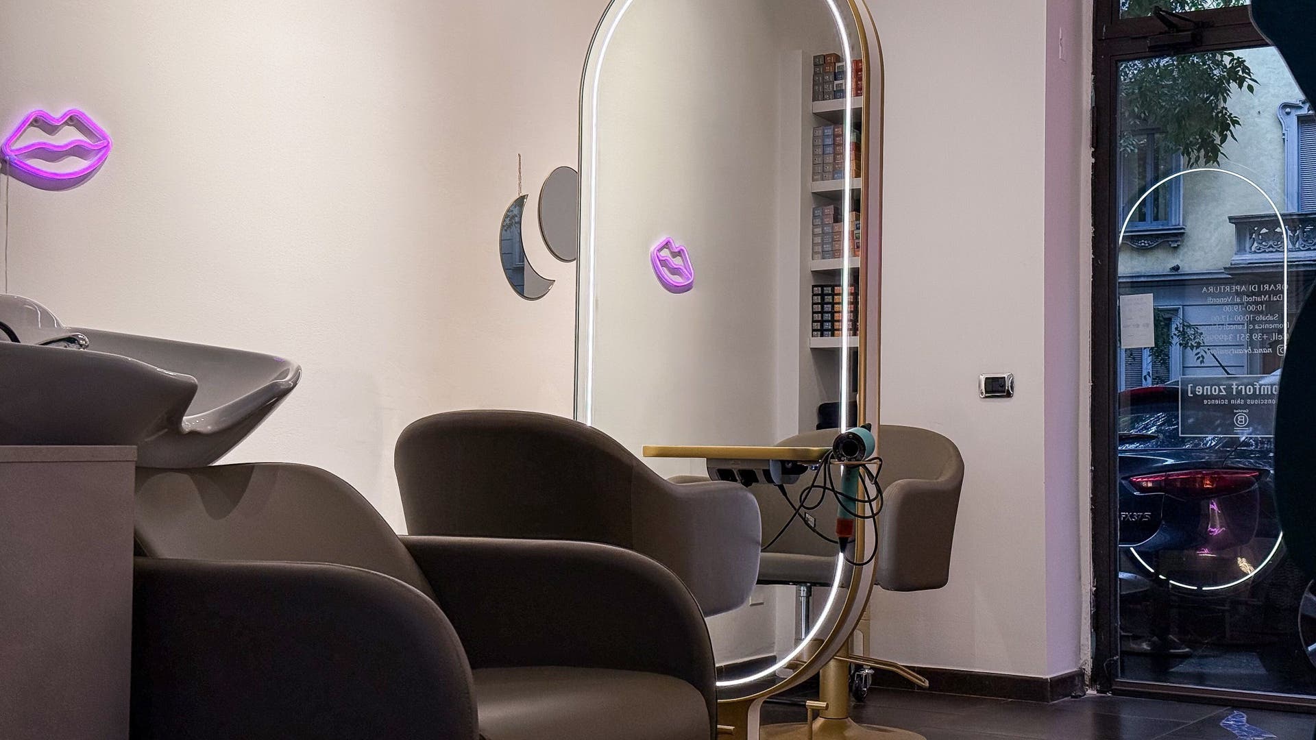 Interno moderno del salone Hair by champagne, Milano, Lombardia, IT con specchio e sedie eleganti.