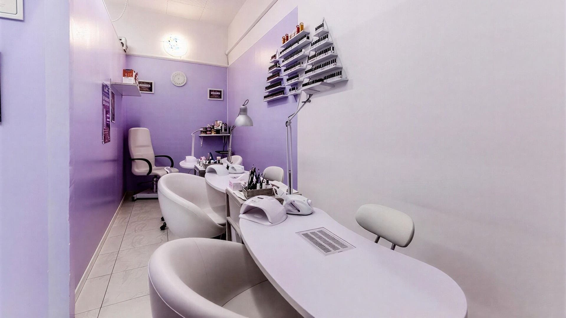 Ambiente rilassante al Time to Beauty, Milano, Lombardia, IT con pareti viola e arredi eleganti.