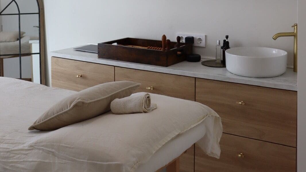 Habitación serena en Youth Code, Madrid, Comunidad De Madrid, ES, con cama de masaje y lavabo moderno.