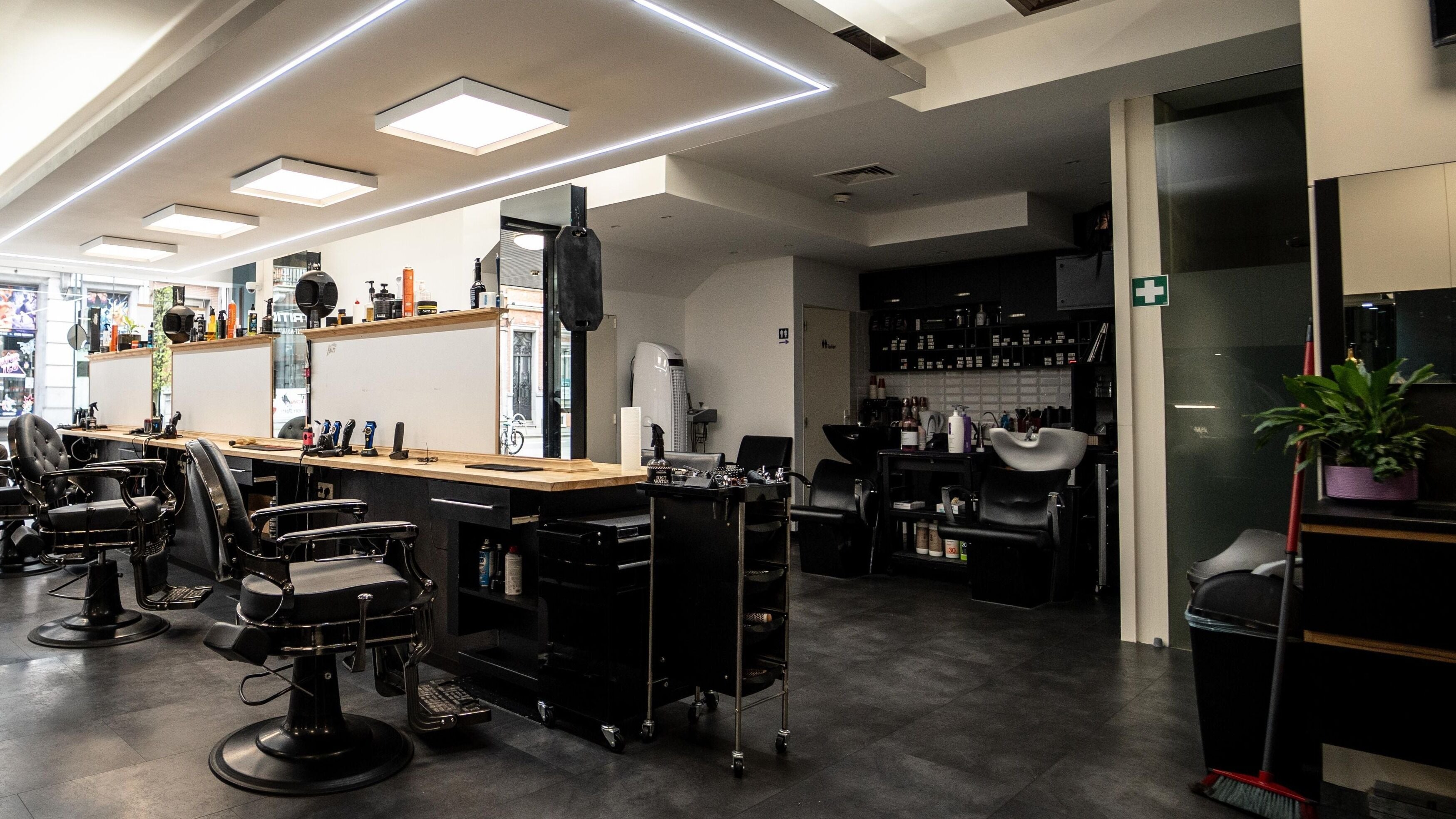 Interieur van VIP Barber Leuven met moderne kappersstoelen in Leuven, Vlaanderen, BE.