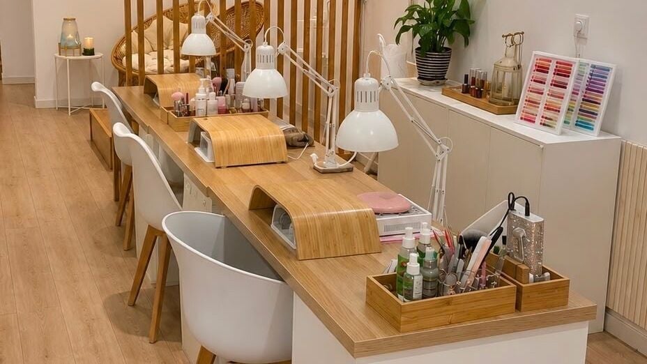 Mesa de tratamento moderna em Pâmela Estética & Bem Estar, Amora, Setúbal, PT, com iluminação suave.