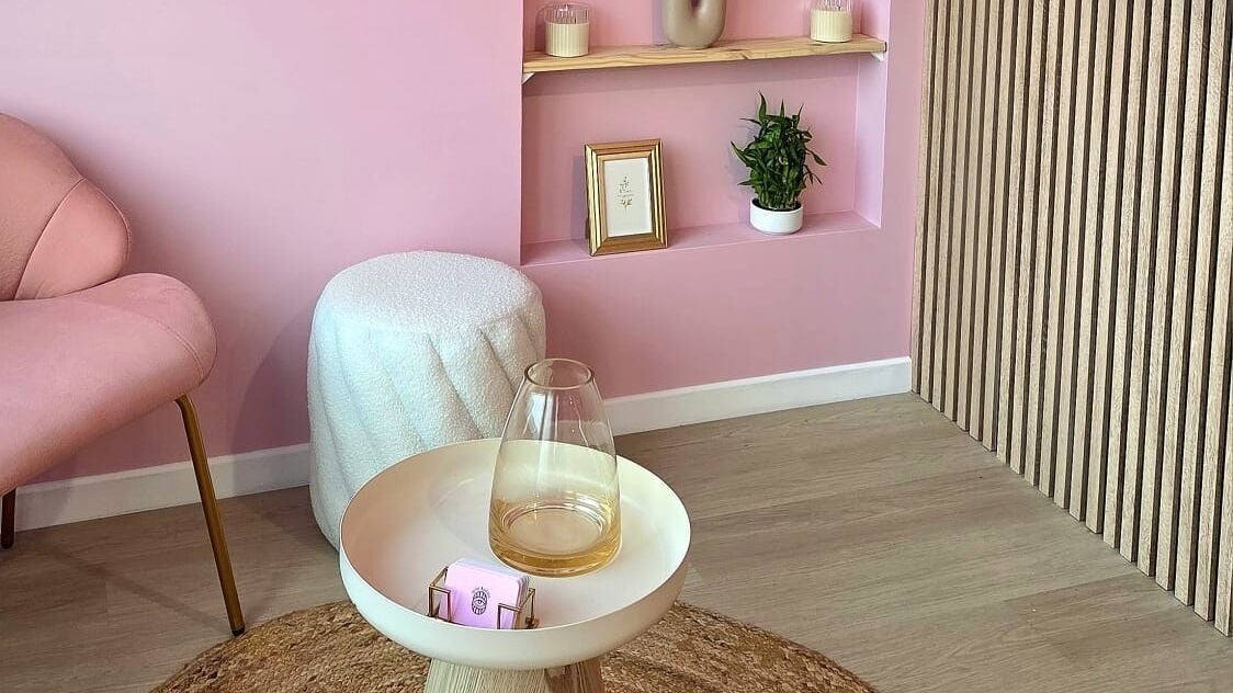 Intérieur élégant chez DÉBORAH BLOSSOM à Cannes, Provence-alpes-côte D'azur, FR, avec chaise rose et décor moderne.