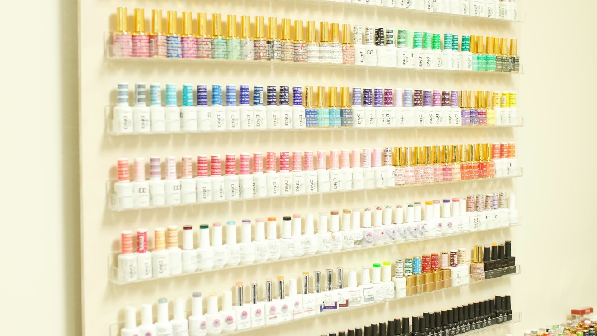 Variedad de esmaltes en Siempre Set Esthetic & Spa, San Juan, Puerto Rico, PR.