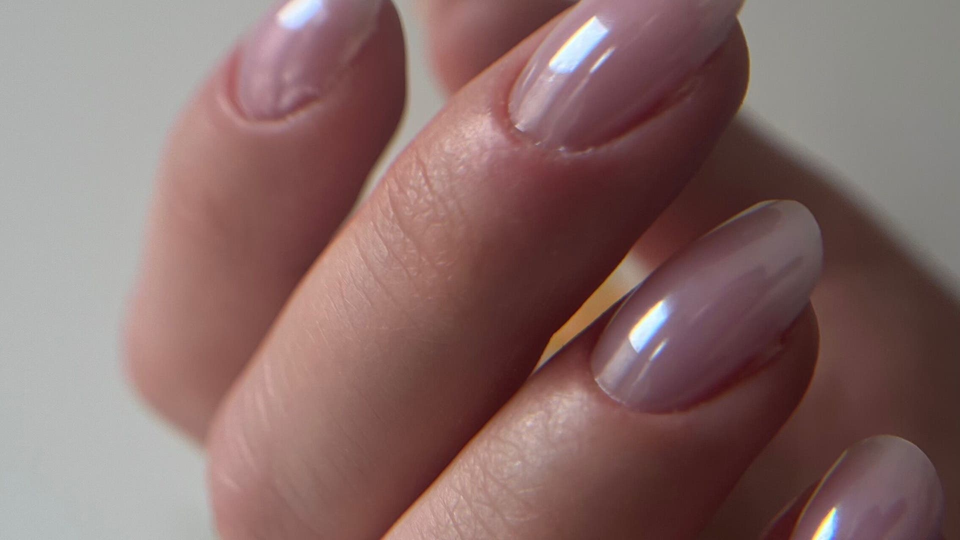 Manucure élégante en gel à O Nails Studio, Genas, Auvergne-rhône-alpes, FR avec finition brillante.