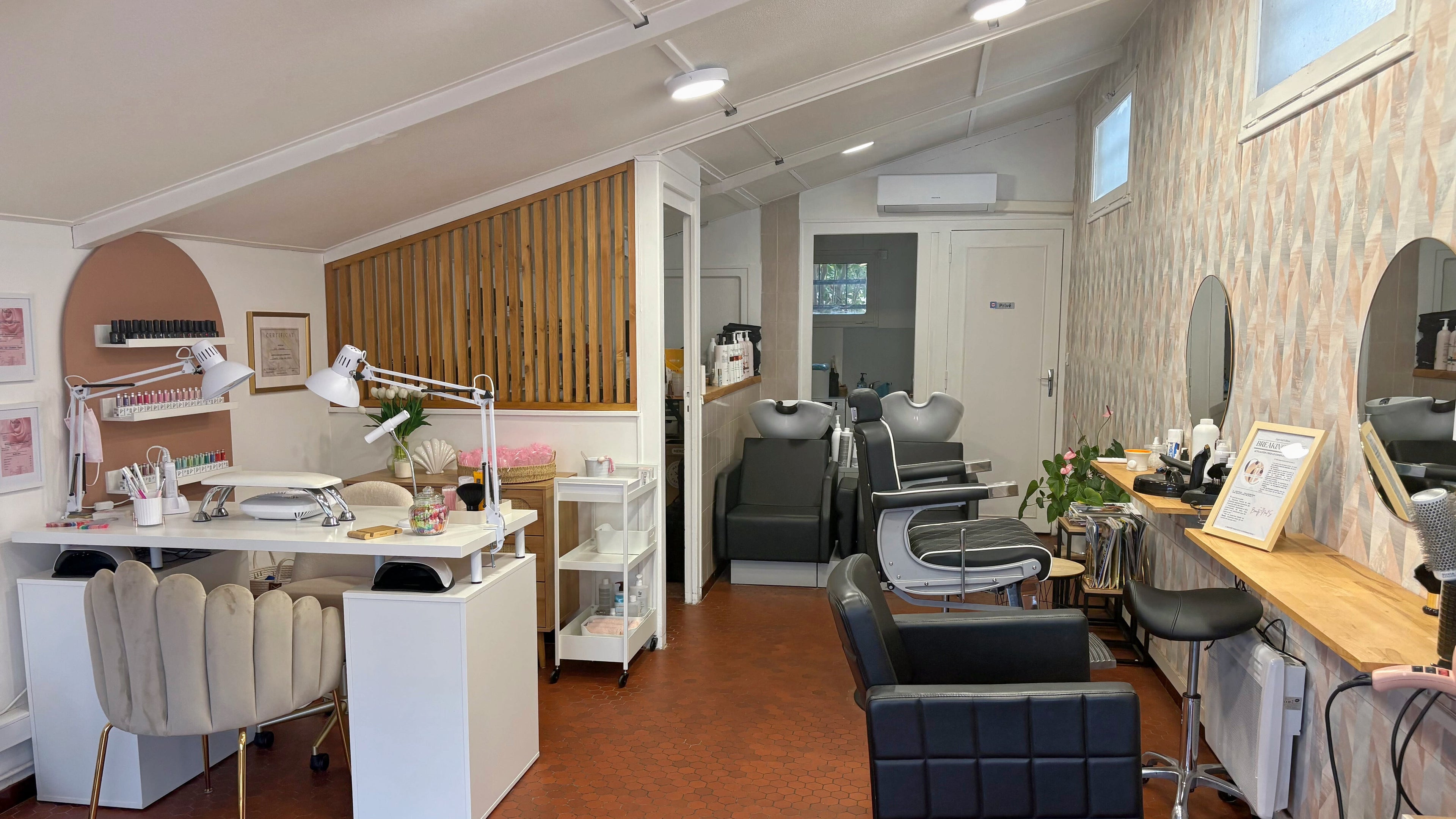 Intérieur élégant de Le Complexe Coiffure à Mérignac, Arlac, FR avec stations de coiffure modernes.
