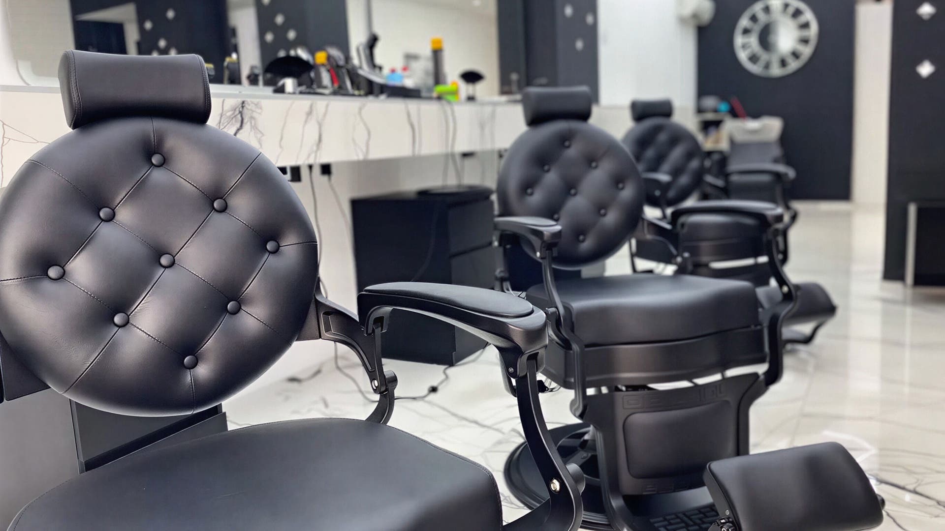 Fauteuils de salon modernes à 2 S STUDIO, Cannes, Provence-alpes-côte D'azur, FR. Élégance et confort assurés.