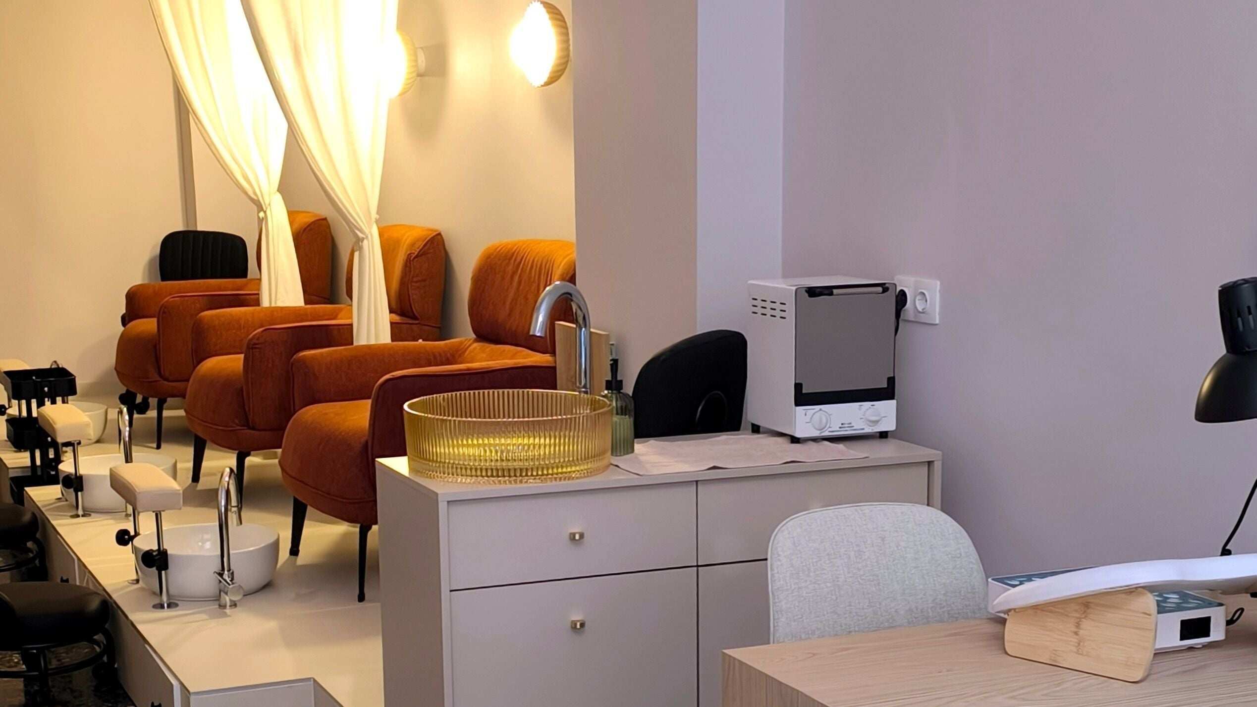 Εσωτερικό Cinnabar Nail Salon, πολυθρόνες και νιπτήρες pedicure, Πειραιάς, GR για χαλάρωση.