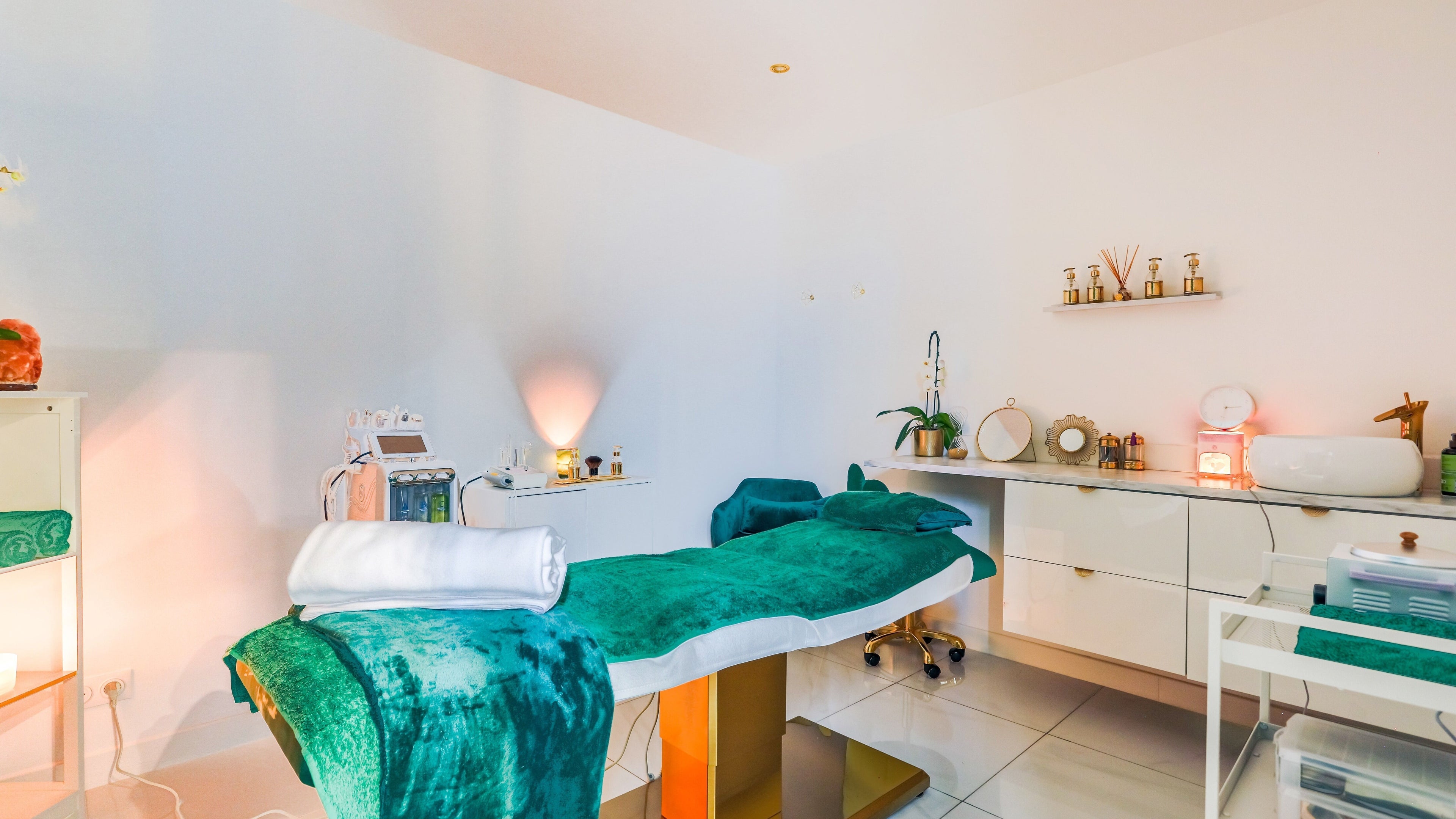 Salle de soins au GREEN BEAUTY CENTER, Nice, Provence-alpes-côte D'azur, FR, avec lit de massage et ambiance apaisante.