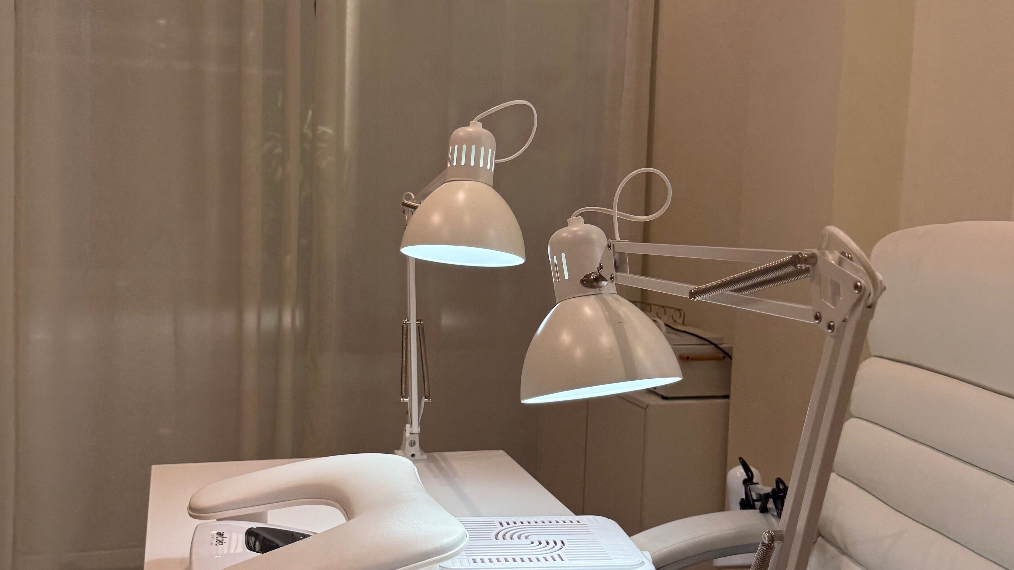 Espaço de trabalho iluminado em Letícia Castro, Maia, Porto, PT, perfeito para cuidados de beleza.